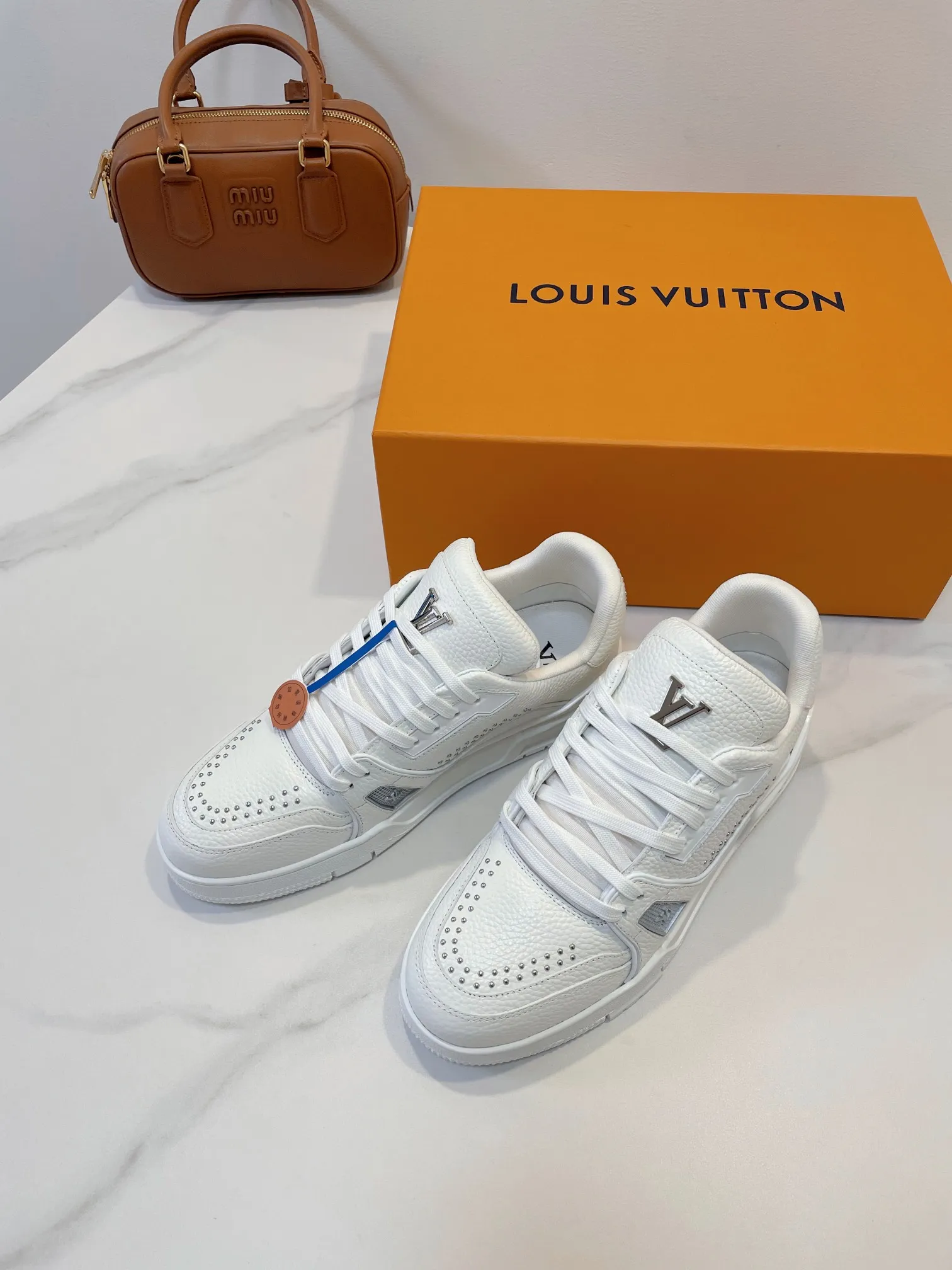 💕💕Factory direct selling price p740💕💕 LV Trainer Sneaker always gives you a sense of security, the real thing is better looking and more exquisite than the picture! 💕Dream love shoes beat ~ 99% dopamine, versatile, candy color is really sweet... full of vitality 🆙🆙 Luxurious quality, superimposed temperament attributes, exclusive fashion sense, easy to handle 🌷 ▪️ Made of large pebbled upper material, TPU gloss combination sole, bend-resistant plastic support piece, insole embedded with super soft latex material ▪️ Men's and women's sizes 35-45 Original box packaging accessories